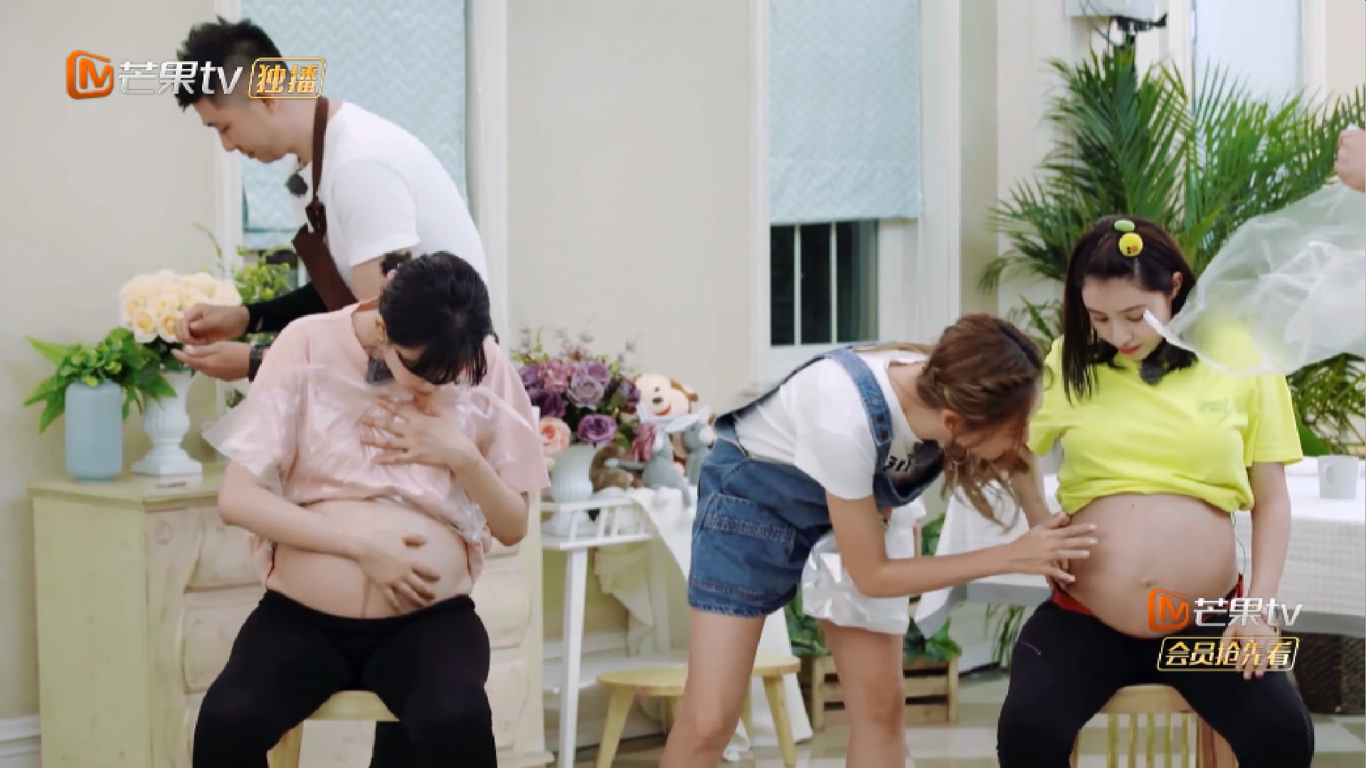 原创都是怀孕9个月,麦迪娜孕肚白皙光滑,李艾孕肚黝黑妊娠纹显眼