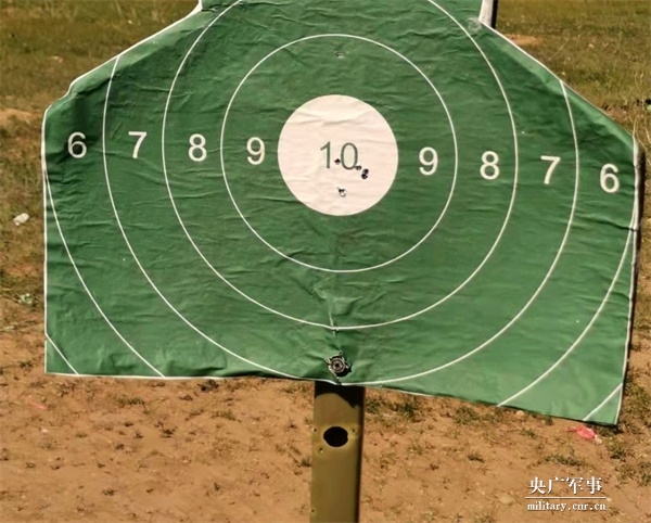 靶心靶心来看看高颜值女狙击手的战斗style