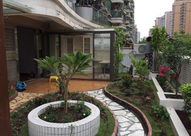 老公在自家阳台建造花园,楼下商家找上门,让我们必须拆掉!_花坛