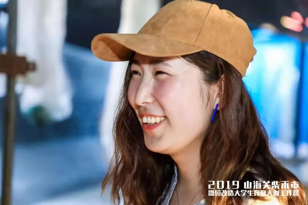 她青春靓丽是中央美院的研一学子