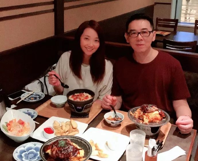 张智霖旧爱和老公合照似父女,49岁娇俏如少女,比袁咏仪更冻龄!