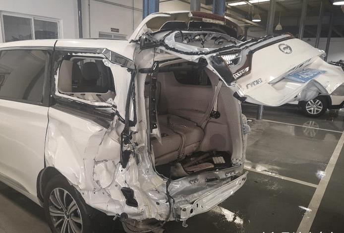 4s店偶遇传祺gm8重大事故车 网友:看来第三排还是安全的