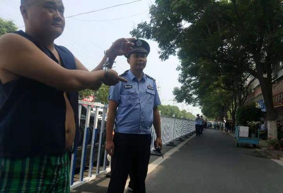 开赌场,放高利贷…蒙城四名犯罪嫌疑人被押解指认犯罪现场!