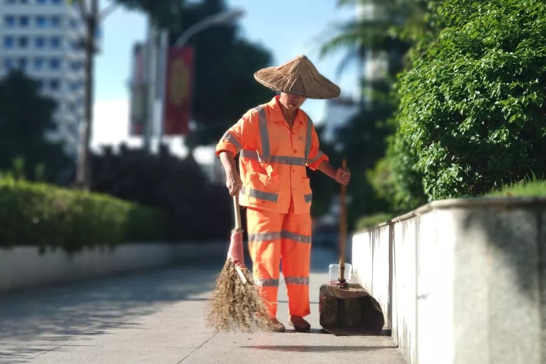 "爱护环境关爱环卫让岩城文明之花更加灿