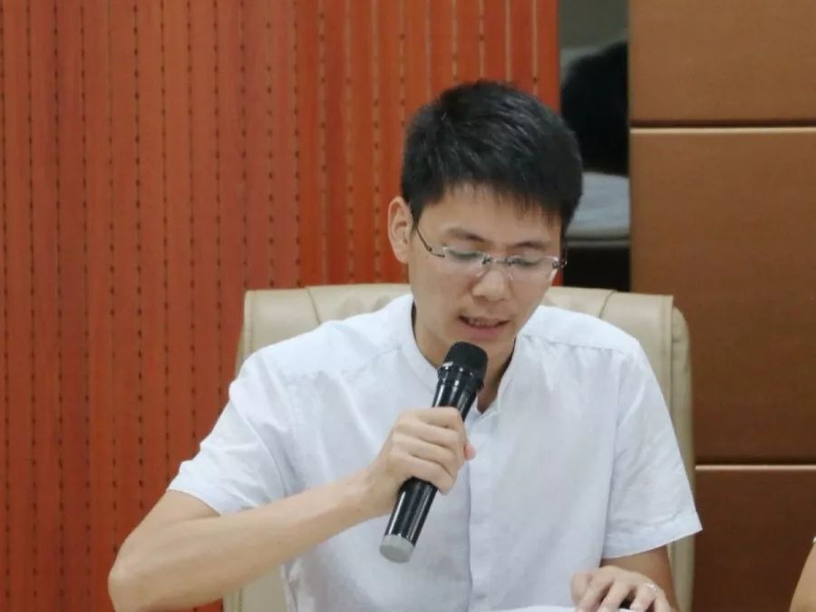 新当选会长李刚作表态发言,汇报了新一届电商协会工作思路.