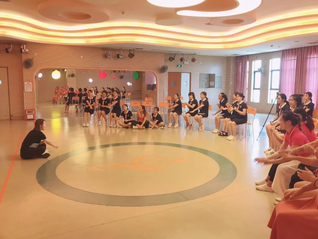 魅力无穷——开展语言艺术表演课师资培训_姐姐