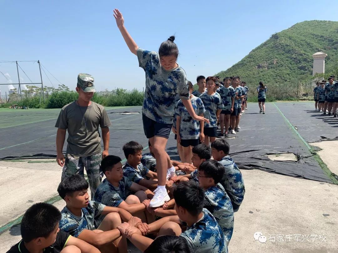 被救援人员需要踩着人梯快速通过跨越人梯 搭建生命的桥梁阶段二兄弟!