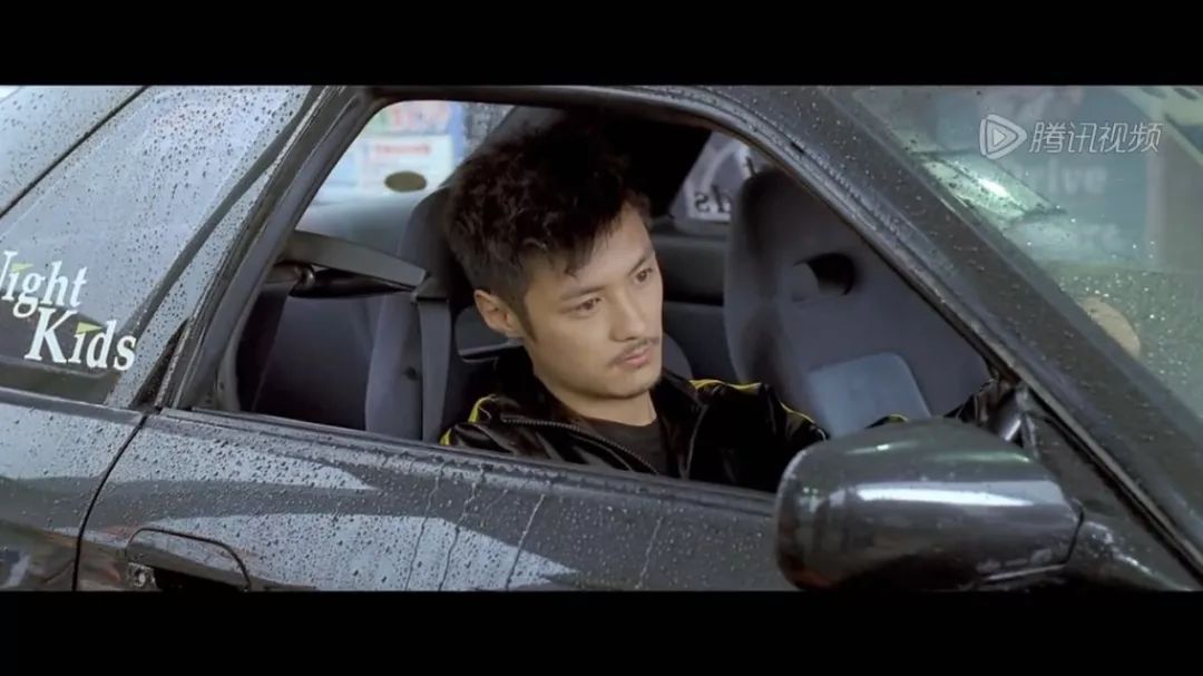 拓海才知道,当时驾驶gtr的是妙义night kids车队队长中里毅(余文乐饰)