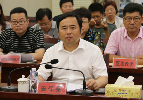 区委副书记,区长安保亮致欢迎辞市卫生健康委副主任罗世军出席会议