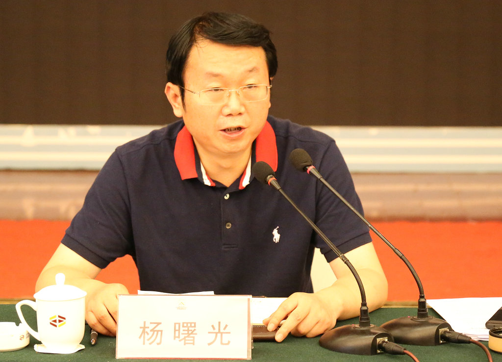 负责人汇报了业务开展情况及粮食资产情况;曹治年介绍了企业融资案例