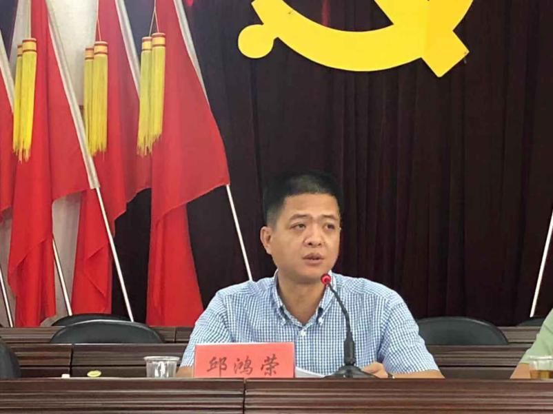 邱鸿荣镇长首先对所有获得表彰的先进单位和个人表示