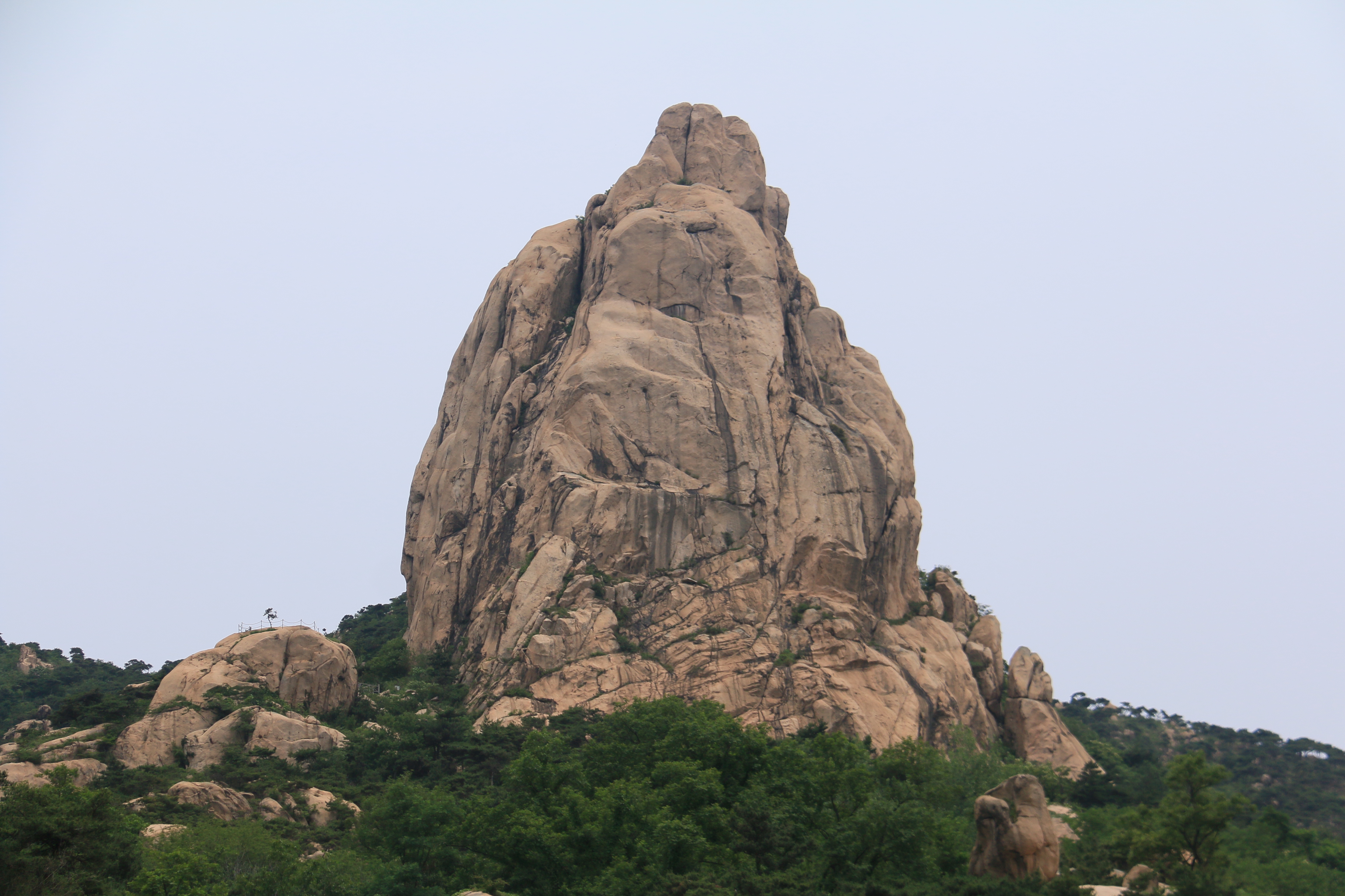 1/ 12 与五莲山隔壑相峙的山名为九仙山,属于五莲山风景名胜区的一