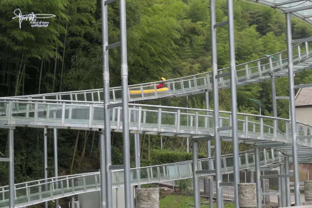 原创这里有条长达两公里的全透明玻璃水滑道适合男女老少来找刺激