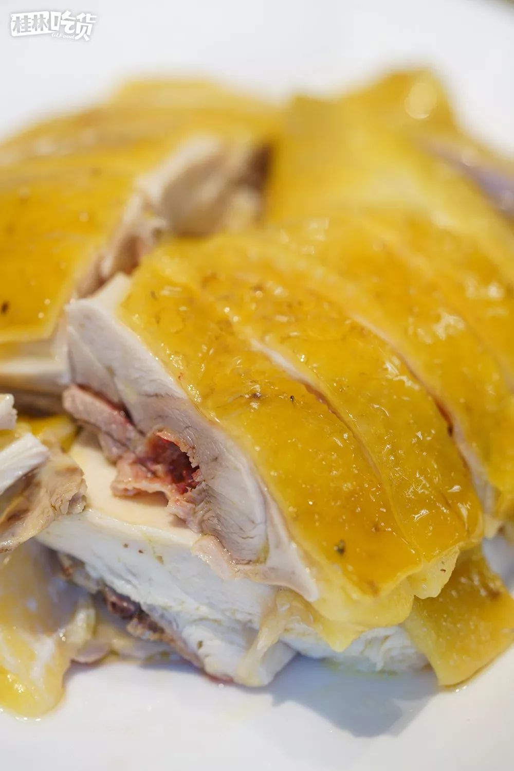 广式的白斩文昌鸡,煮得恰好合适骨头里还带着一丢丢血丝,但肉绝对是熟