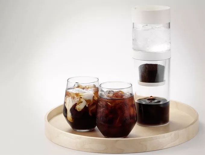 进阶版将咖啡粉和室温矿泉水以1:5的比例冲拌均匀,放进冰箱冷藏10-15