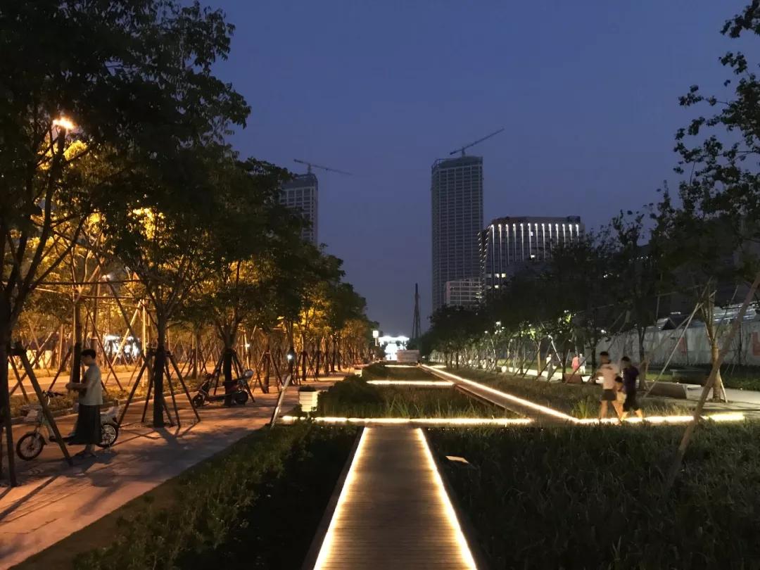 上海徐汇跑道公园靓丽的城市风景线