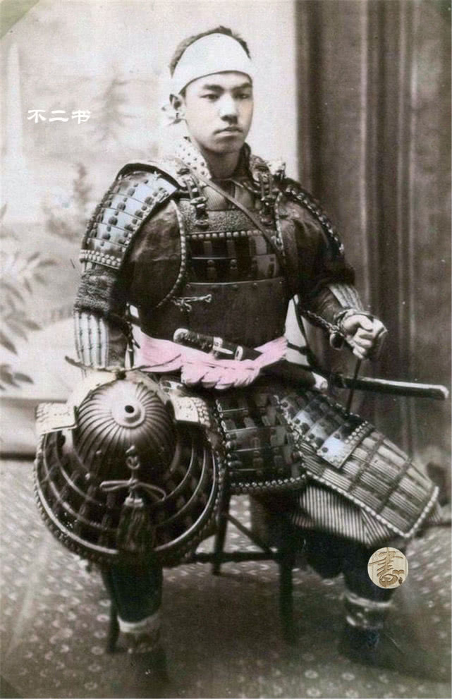上色老照片镜头下真实的日本武士眼神虽然凶狠但身高很感人