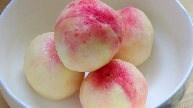 首先将买来的桃子呢,清洗干净.我们选用普通的桃子就可以.