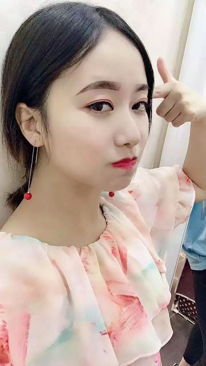 自信大方,窈窕俏丽的赤东小姐姐杨意茹|第439期蕲春微封面