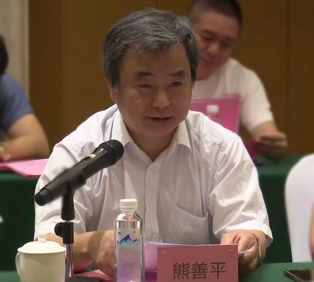 省工信厅纺织工业处调研员熊善平出席推介会并致辞,县委书记