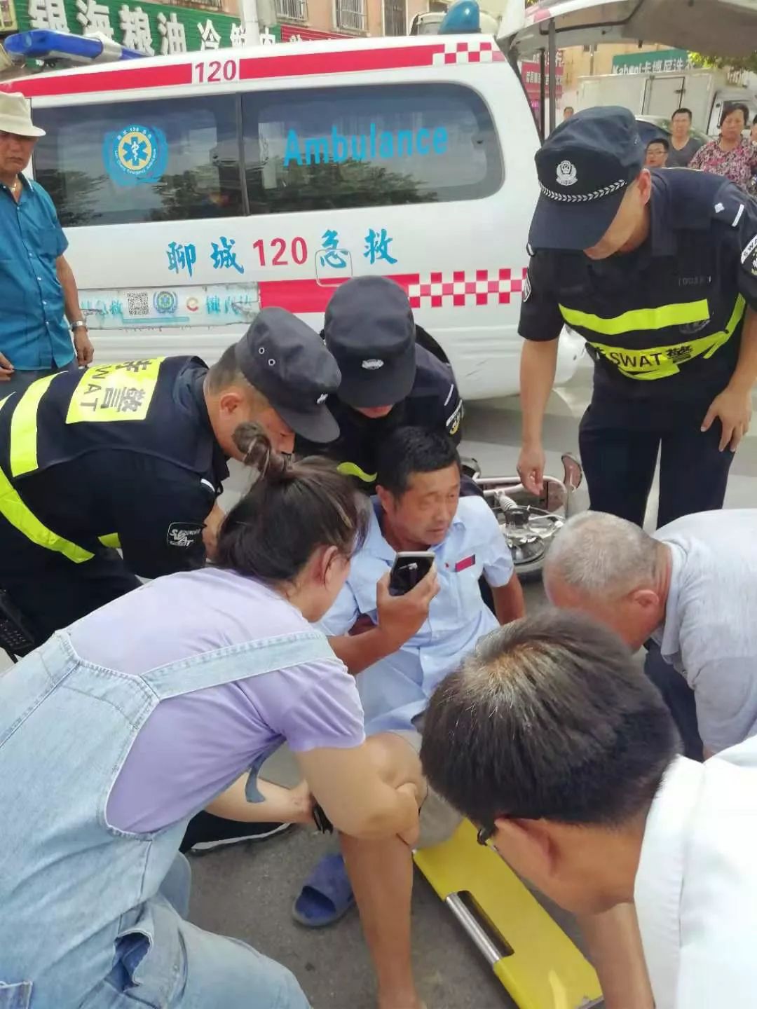 在莘县这座小城的街头发生了这样温暖的一幕
