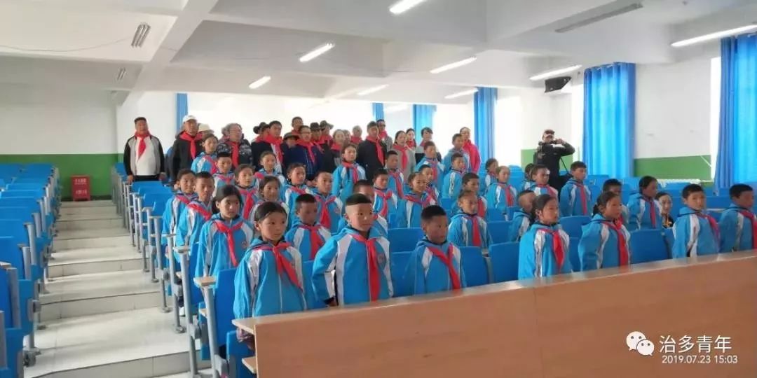 团队活动治多县规范队礼仪感恩主题队日示范活动在吉尕小学举办