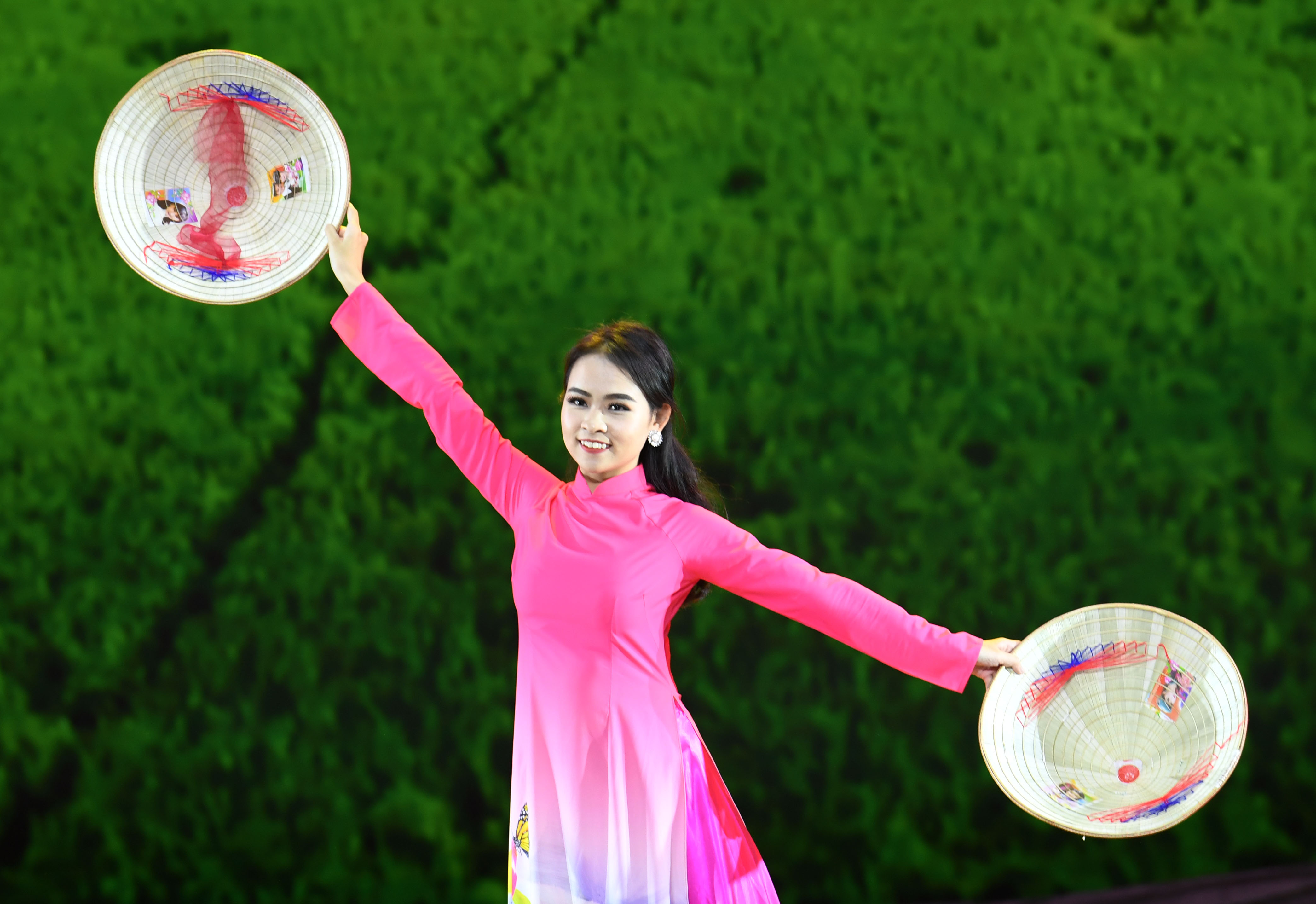 7月24日,来自越南的演员在表演舞蹈《越南之韵》.