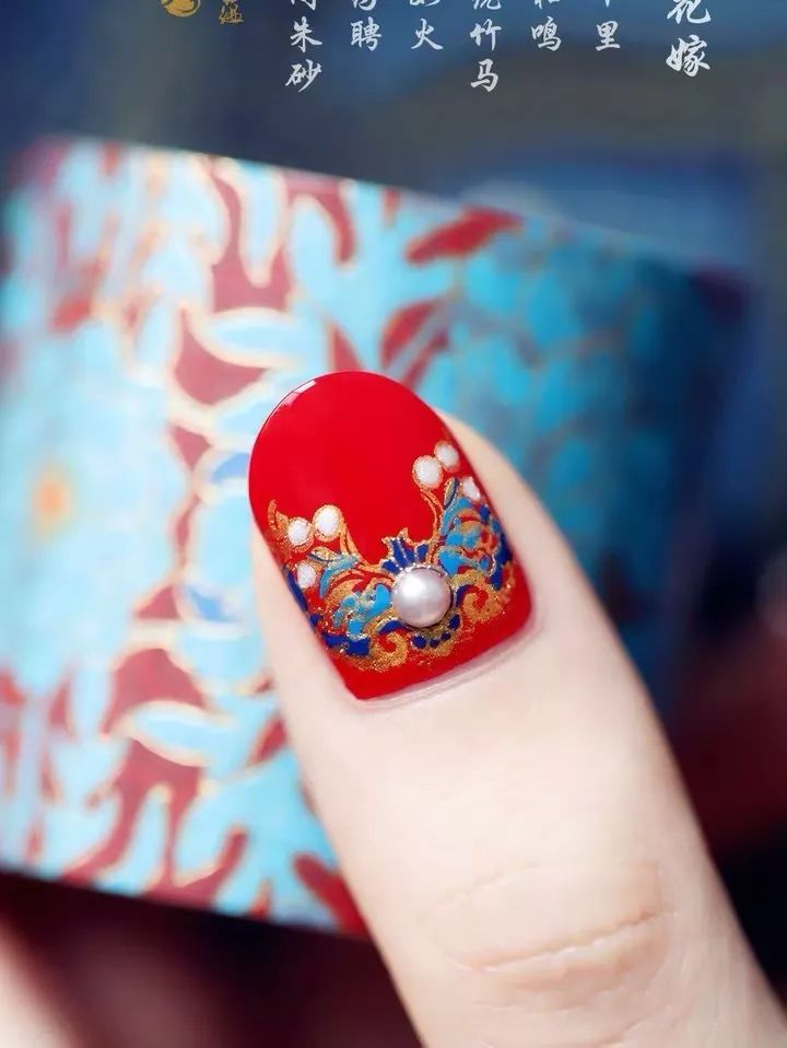 《时尚芭莎》拍的一组唐朝造型也搭配了中国风美甲指甲布满了蝴蝶和