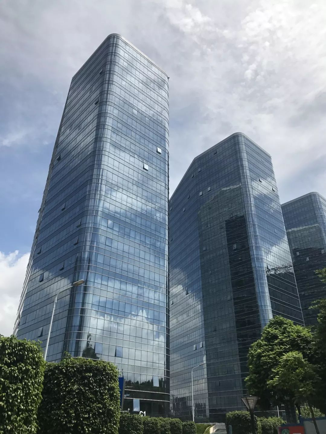 证券时报记者在南山智园看到,整个园区分为abc三个区域,众多科技企业