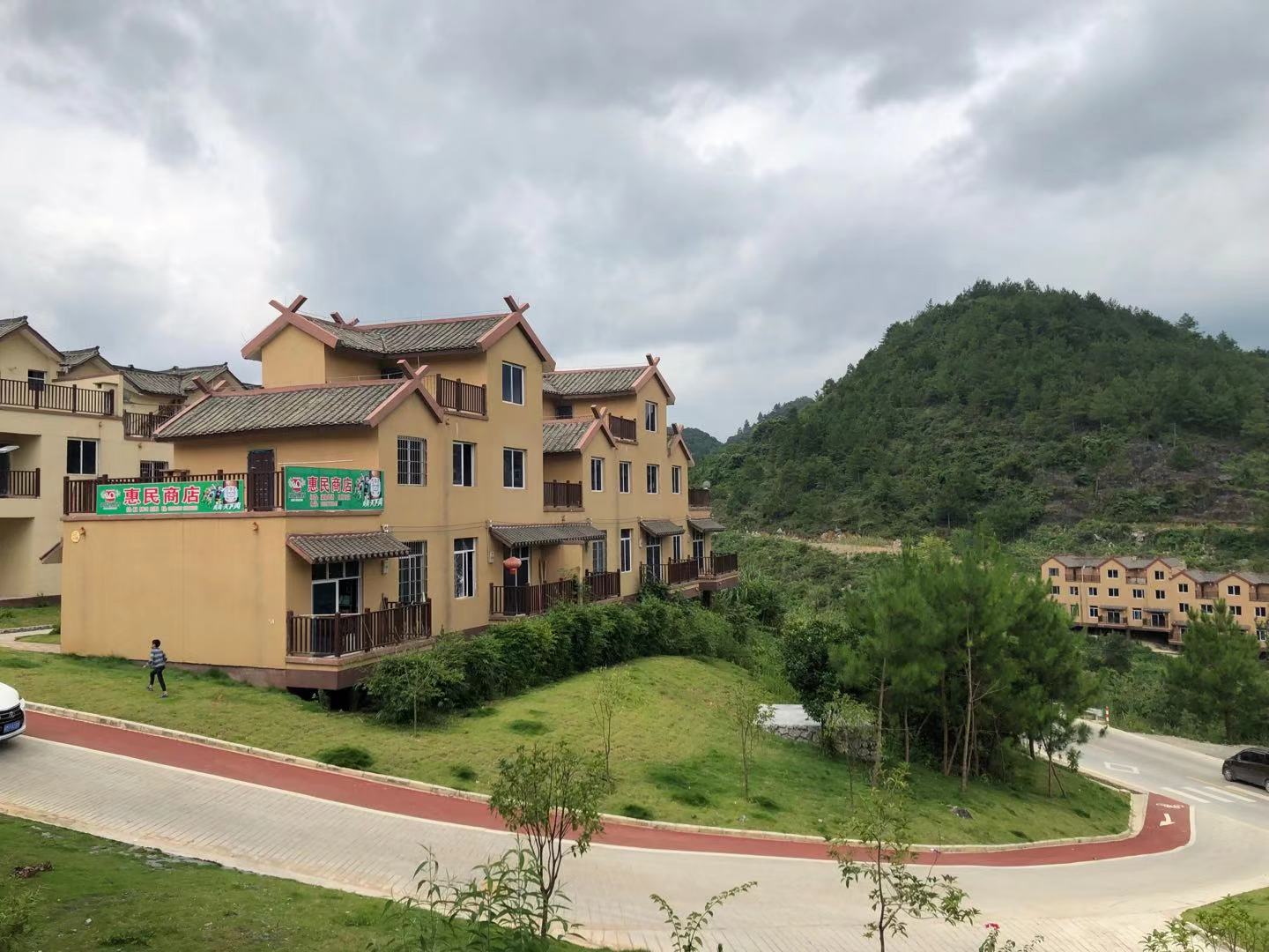 南丹精神南丹奇迹广西南丹白裤瑶村寨易地扶贫搬迁旅游开发项目考察