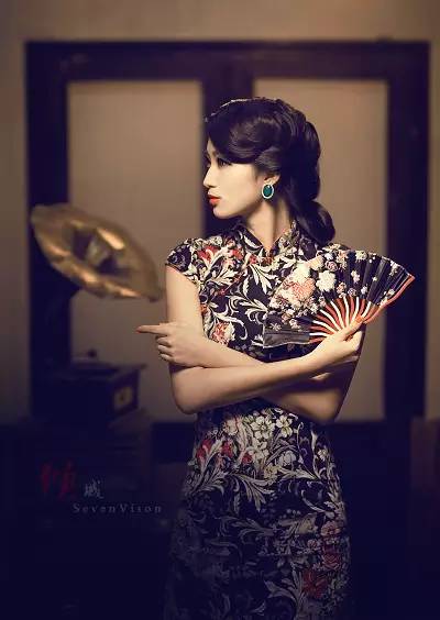 穿旗袍配什么发型好发型复活你的旗袍