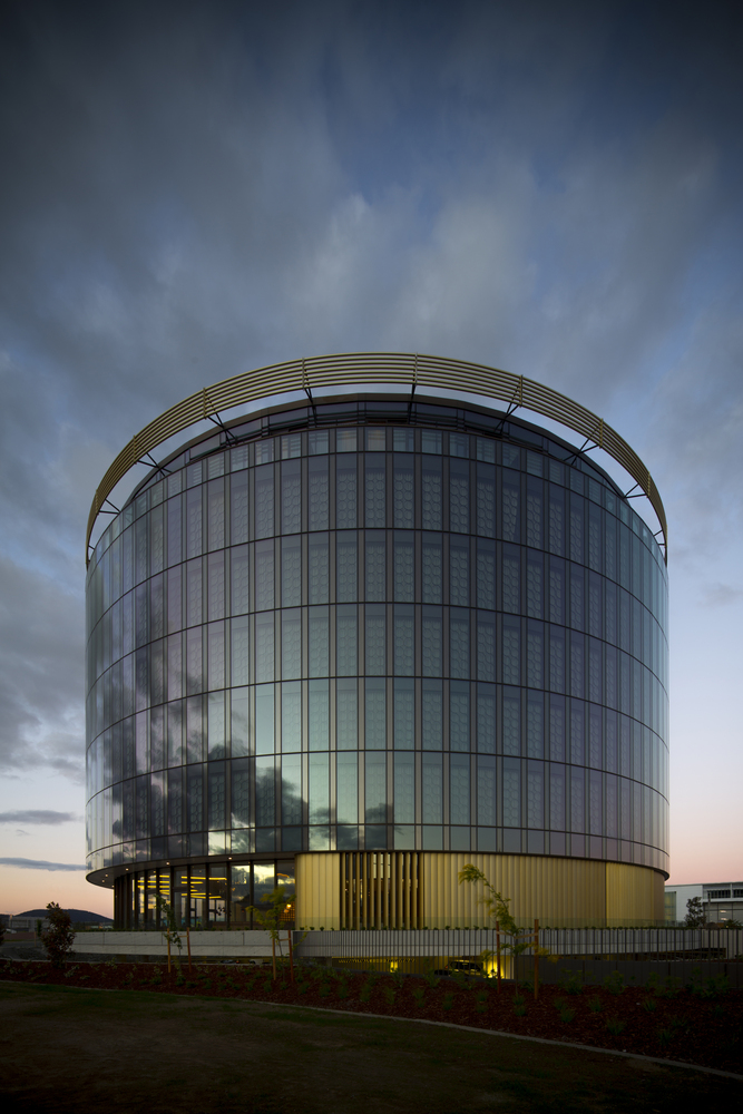 为了创建一个具有里程碑意义的建筑,设计师大胆的采用了全方向圆形