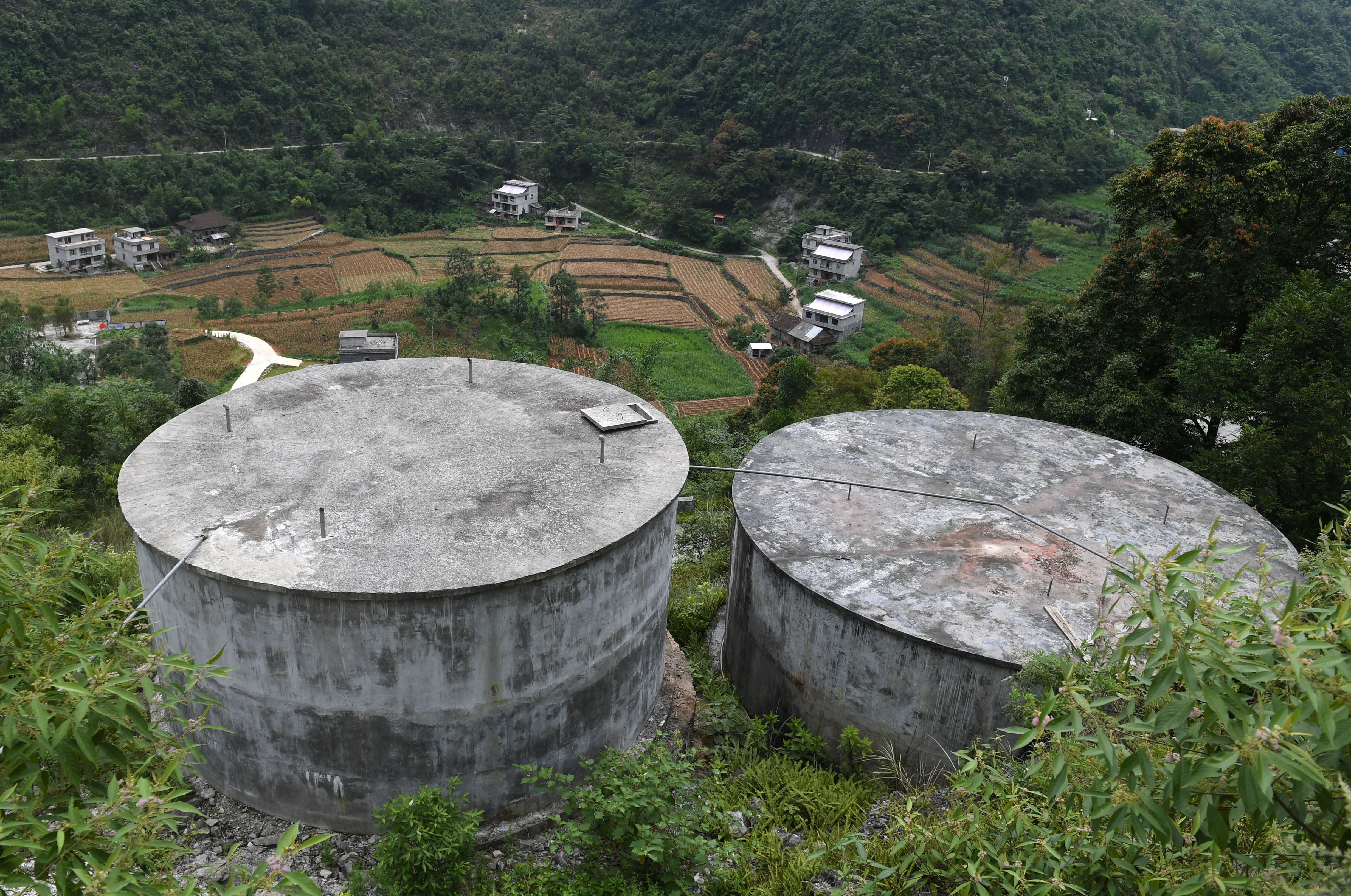 这是修建在广西都安瑶族自治县隆福乡大山里的水柜(7月25日摄.