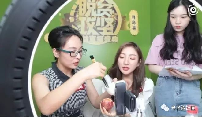 7月23日,江西寻乌县副县长米雅娜当起了主播,她在镜头前尝试制作了