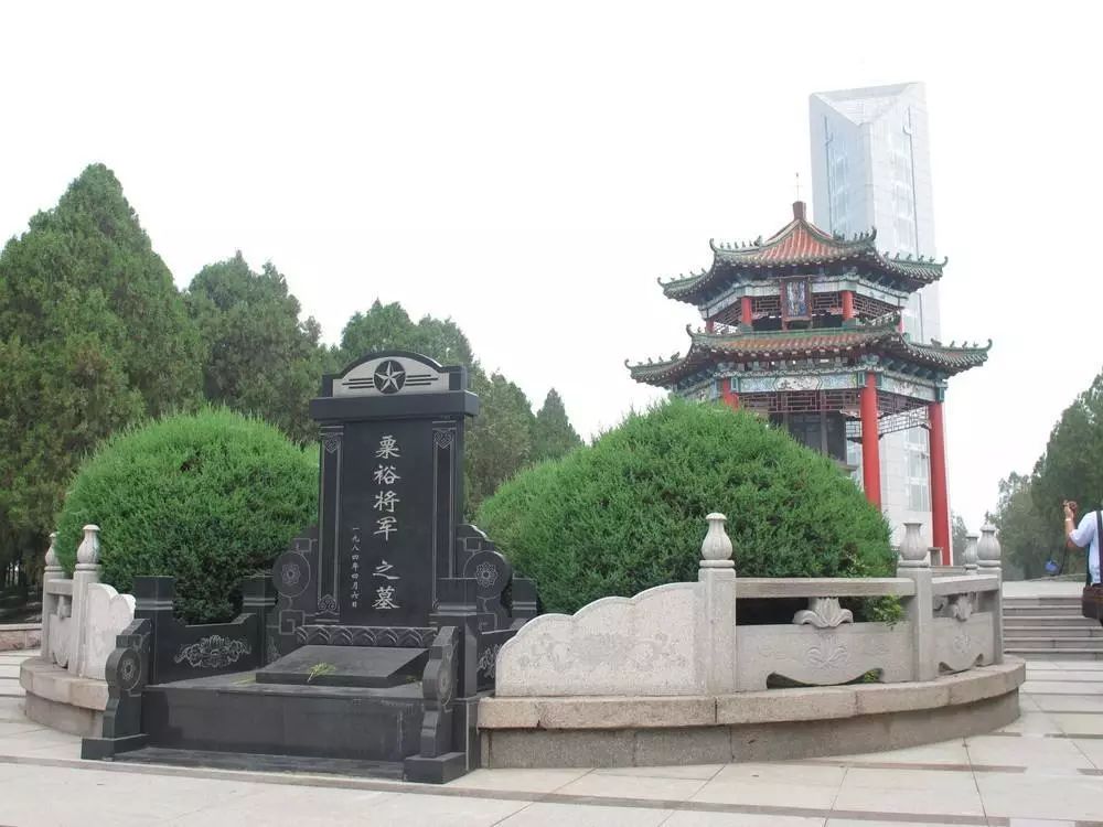 前往粟裕将军之墓和孟良崮战役革命烈士陵园悼念.