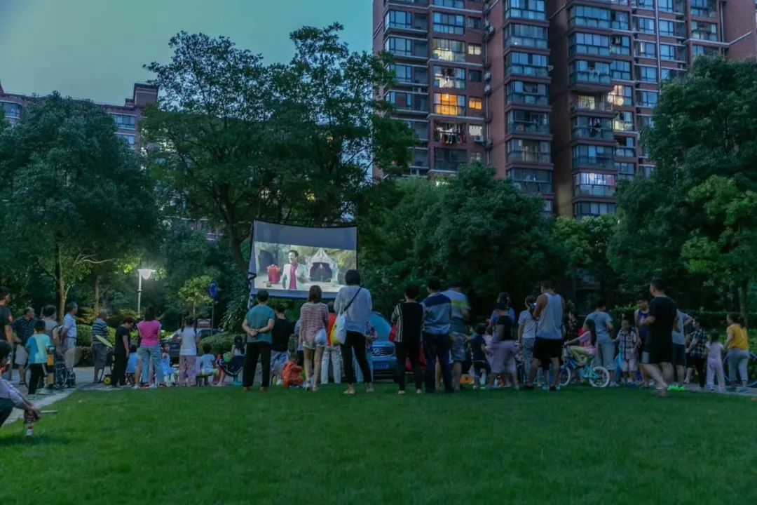 温度社区社区凝心聚力助创全露天电影进社区