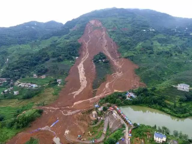 悲痛贵州水城山体滑坡死亡人数上升至15人仍有30人失联