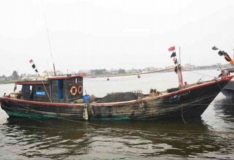 惊心8小时粤港8部门合力搜救汕头失联渔船8名船员全部得救