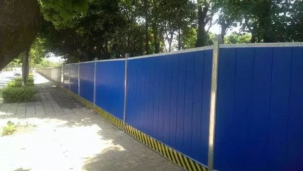 同时,对于已完成房屋拆除的工地,拆迁工地现场围挡继续保持完整,及时