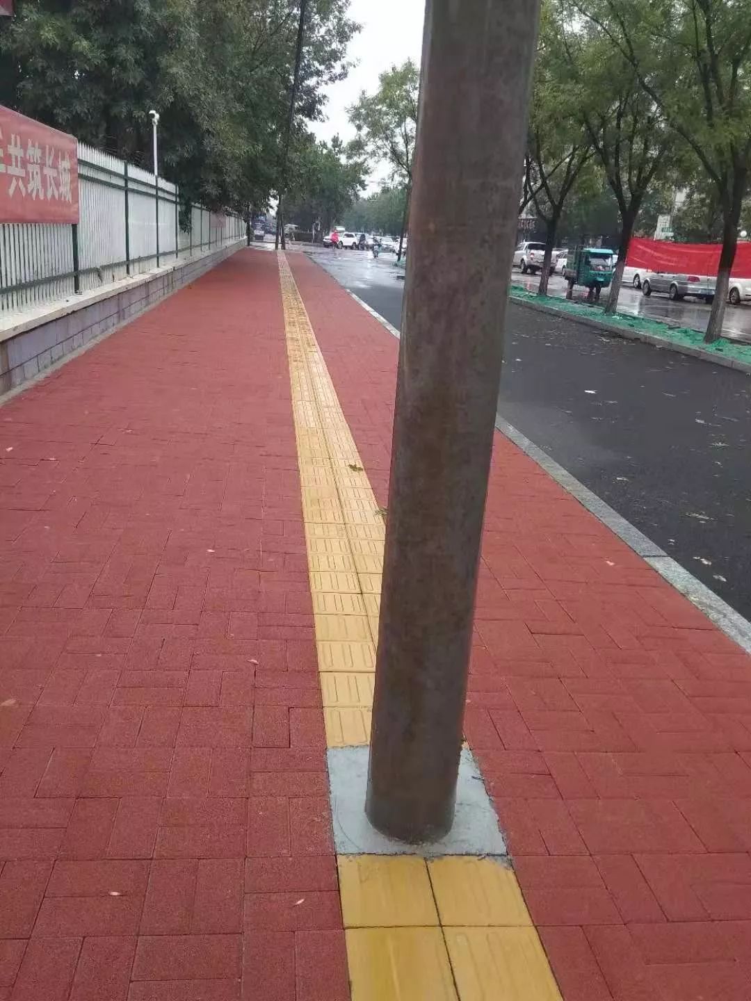安康路和滦河路交叉口在新修的路上电线杆正好在盲道中间