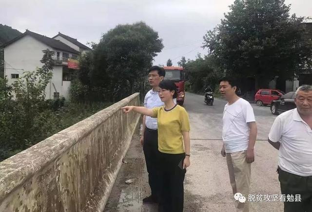 7月22日,勉县普降大雨,副县长汪军明到勉阳街道办各村,社区实地查看