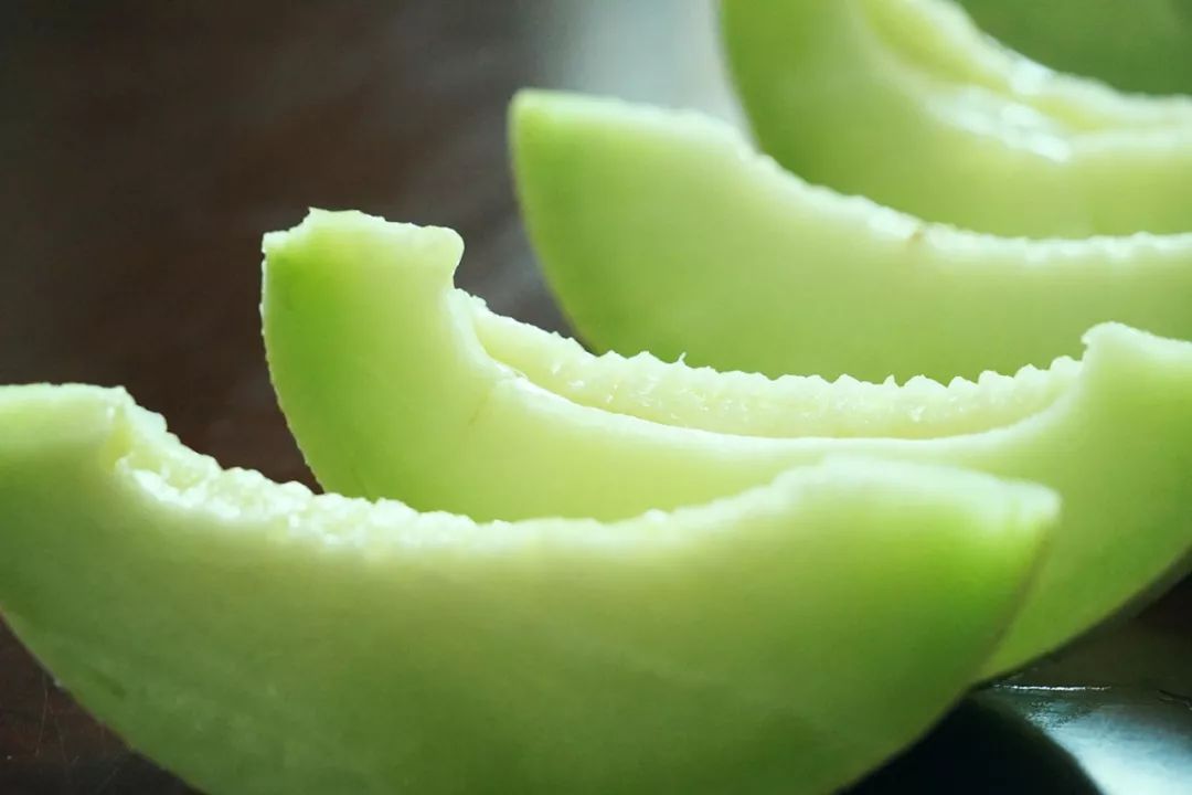 团购含糖量超高的民勤县蜜瓜夏天要做超甜的吃瓜群众