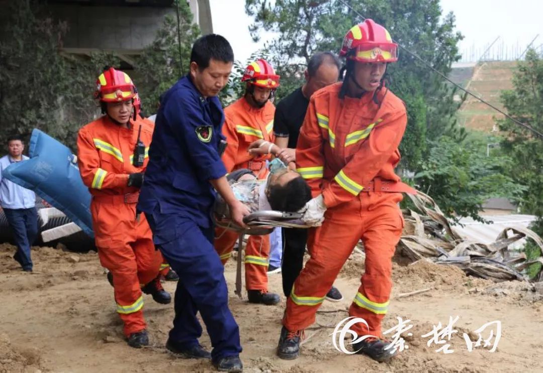 突发今天上午张湾一工地塌方工人被埋消防徒手扒土救人