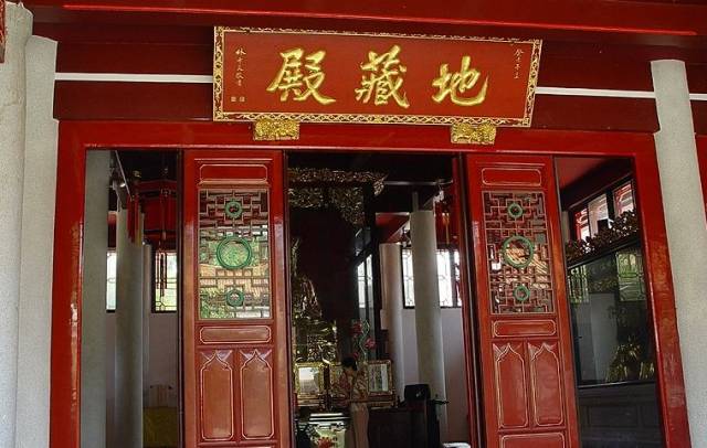 东侧为东长廊,地藏殿,钟楼,客堂,斋堂,僧舍,佛教文化中心楼,敬老院;西