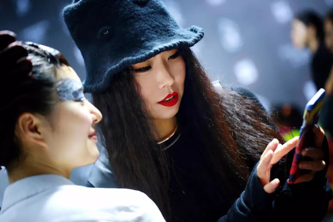 31岁重启人生,她从「车间工程师」成为「彩妆教母」| 追光者_崔晓红