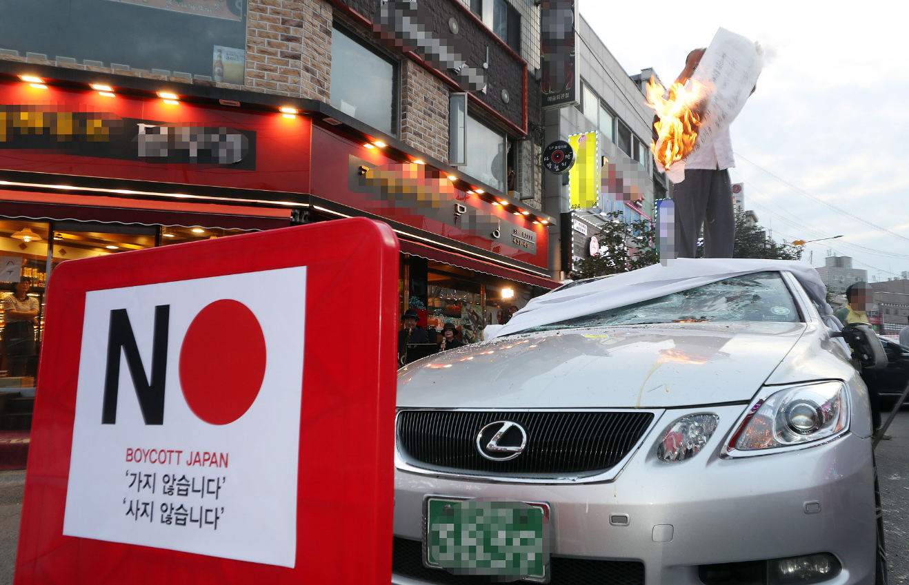 抗议日本出口管制 韩民众怒砸日系车