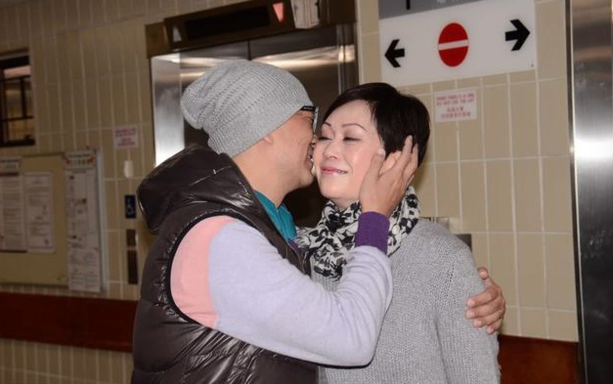 58岁欧阳震华减产多年专心伴妻不愁生计,妻子家世显赫身家丰厚_傅洁娴