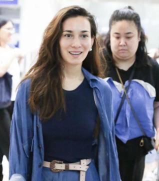 韩庚女友现身机场,看到不化妆的她,网友:外国女人果然老的快