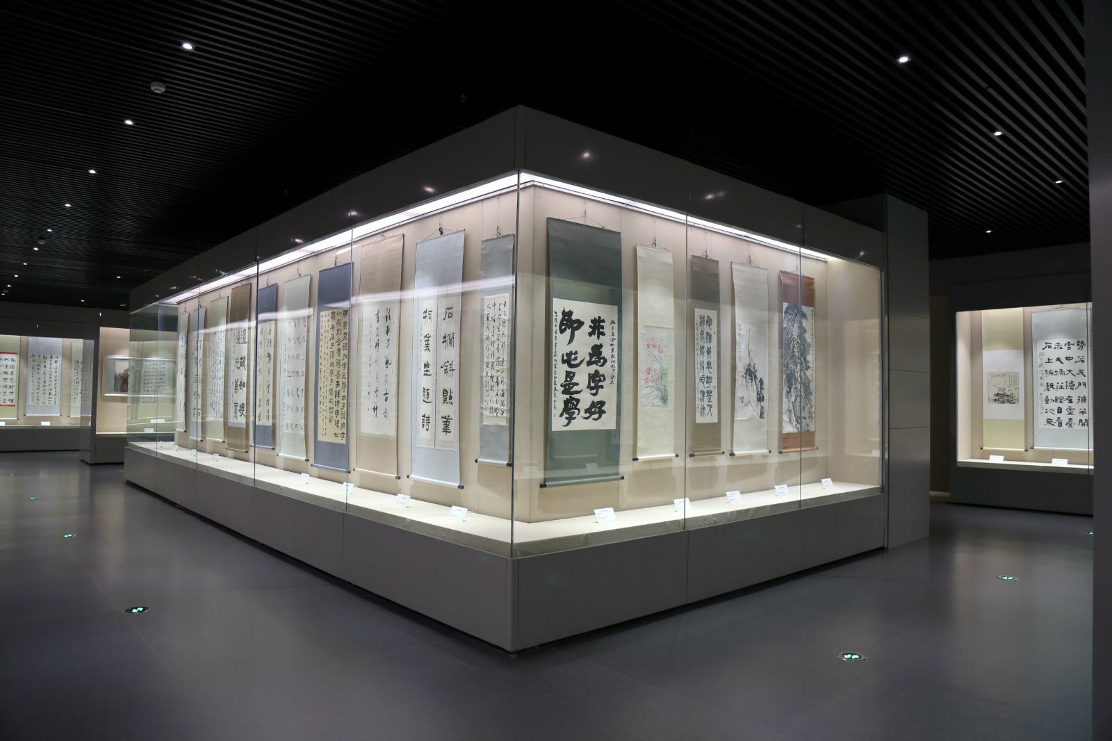 原创博物馆展览时如何往展台上搬文物这可不是一件简单的事