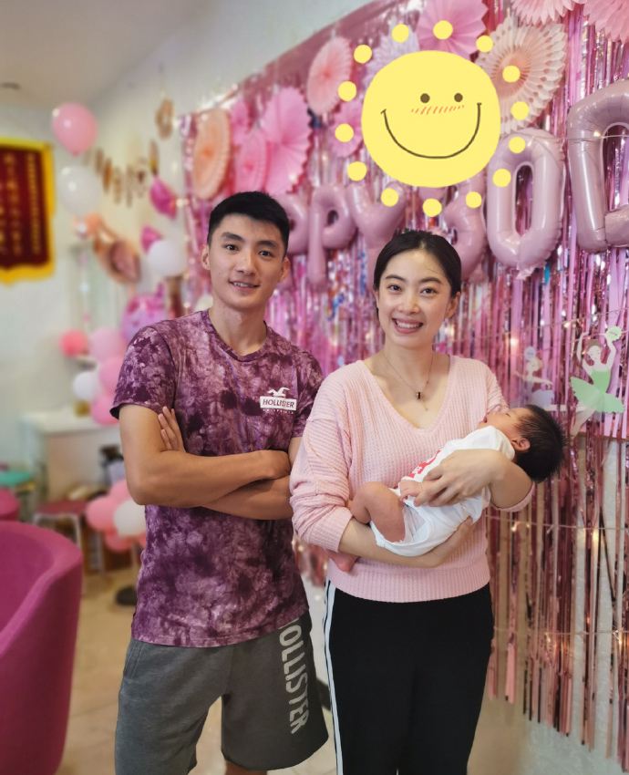 世界冠军夫妇晒宝宝满月照!浓密黑发睡相超萌,她浓眉大眼很精神